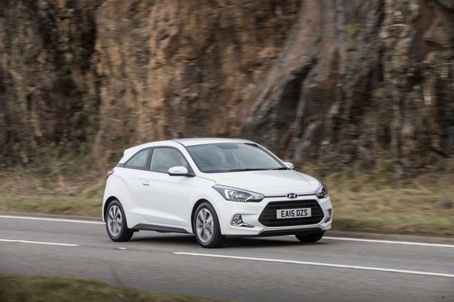  Hyundai i20 Coupe 2015 года  (UK) (фото 17 из 30)